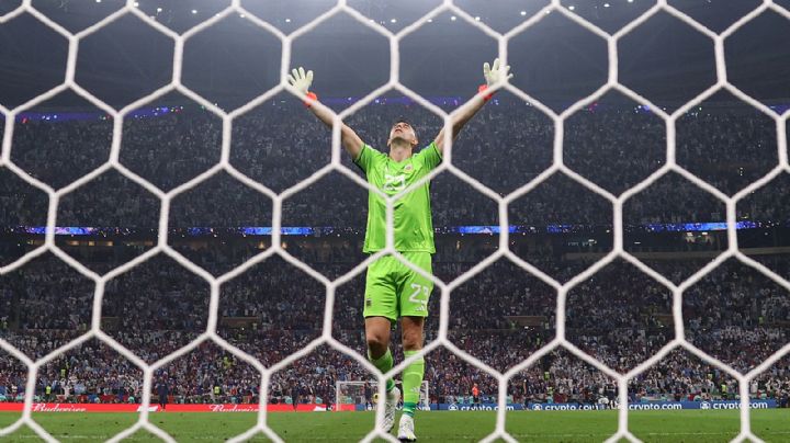 Vídeo | Dibu Martinez se burla de aficionado mexicano y de Guillermo Ochoa en la celebración