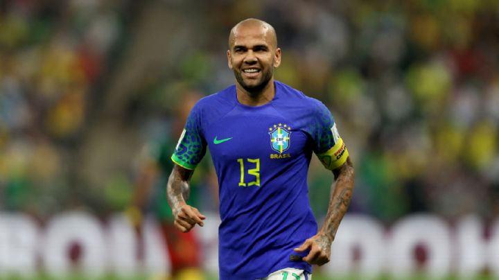 Dani Alves rompe récord en la historia de los Mundiales de Brasil al salir como titular vs Camerún