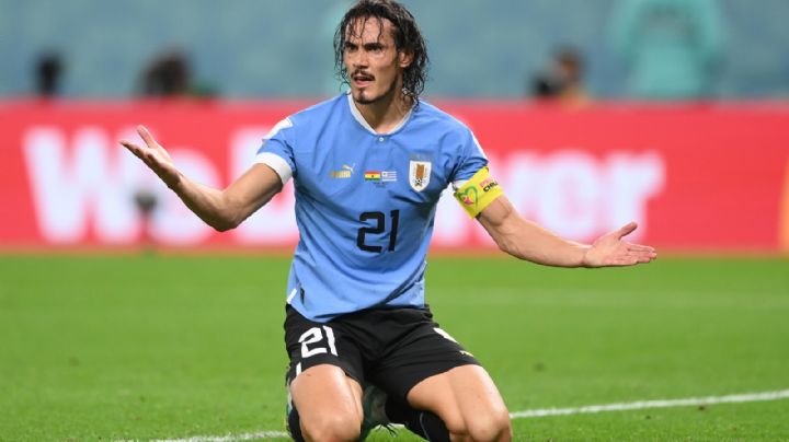 Video | Edinson Cavani explota y golpea la pantalla del VAR tras la eliminación de Uruguay