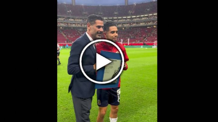 Video: Apenas llegó y ya RECIBE RECONOCIMIENTO especial con las Chivas previo al Clásico Tapatío