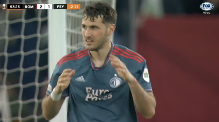 Video | Santiago Giménez comete FALLA INCREÍBLE que causa la eliminación del Feyenoord de Europa League