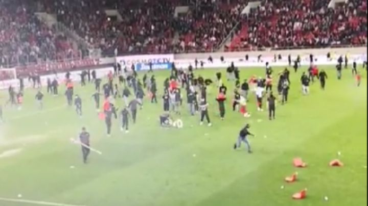 Se arma BATALLA CAMPAL en partido entre en el Olympiacos vs AEK Atenas de Orbelín Pineda y Matías Almeyda