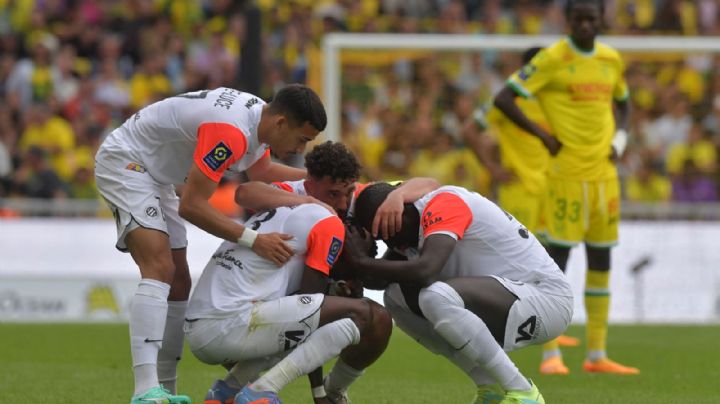 Video | Jugador se DETIENE a medio partido para LLORAR por el fallecimiento de su madre