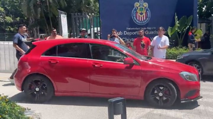 ¿Perdió el piso? JOYA de Chivas presume su NUEVO AUTO en entrenamiento del Rebaño Sagrado