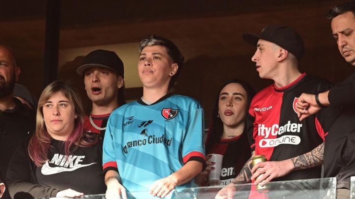 Rojinegro hasta en Argentina: Peso Pluma asiste con Nicki Nicole a partido de Newell’s Old Boys