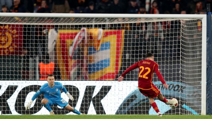 Santiago Giménez se despide de Europa League en penales contra la Roma
