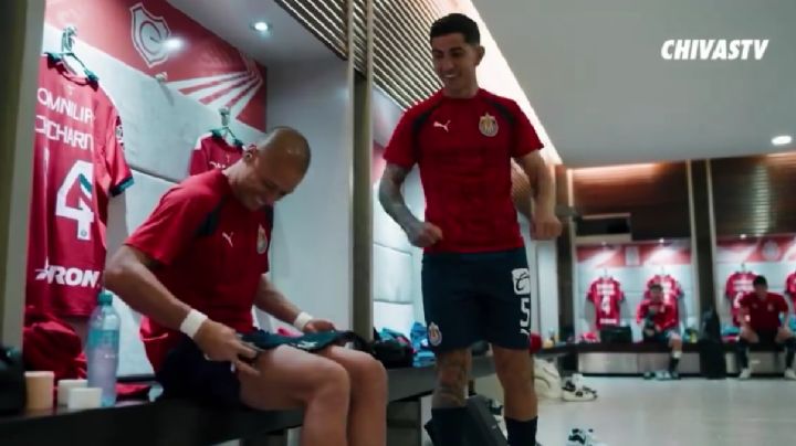 Víctor Guzmán TROLLEA al ‘Chicharito’ Hernández en el vestidor de Chivas